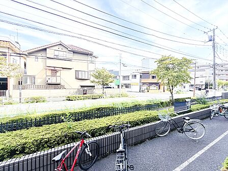 窓を開けると広がる青空。心をリフレッシュして日々を過ごしていきましょう。