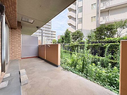 暮らしの中で、光と風を演出してくれるバルコニー。
