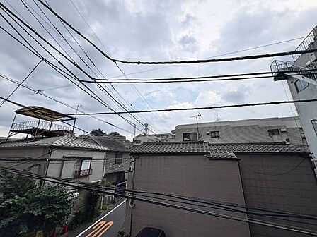 窓を開けると広がる青空。心をリフレッシュして日々を過ごしていきましょう。