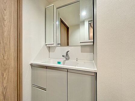 何かと物が増える場所だからこそ、スッキリと見映えの良い空間に。
