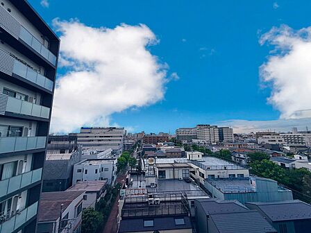 窓を開けると広がる青空。心をリフレッシュして日々を過ごしていきましょう。