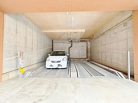 本物件の駐車スペースです。車種制限のある場合もございますので、お気軽にお問い合わせくださいませ。