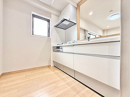 スマートな意匠と充実の機能を備えたキッチンが、暮らしにおいしい彩りを添えます。