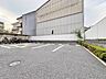 駐車場：本物件の駐車スペースです。車種制限のある場合もございますので、お気軽にお問い合わせくださいませ。