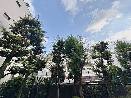 窓を開けると広がる青空。心をリフレッシュして日々を過ごしていきましょう。