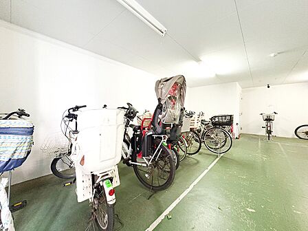 きちんと整備された駐輪場。住む方の心遣いが感じられます。