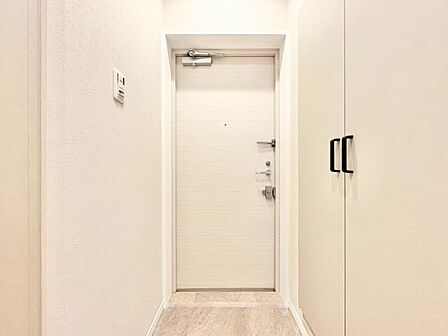 シューズボックスを完備した玄関です。