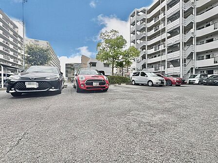 本物件の駐車スペースです。車種制限のある場合もございますので、お気軽にお問い合わせくださいませ。