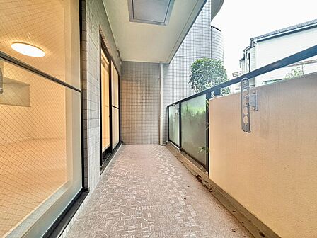 暮らしの中で、光と風を演出してくれるバルコニー。