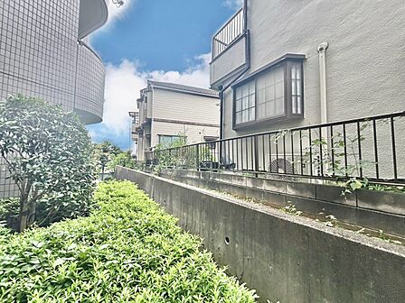 窓を開けると広がる青空。心をリフレッシュして日々を過ごしていきましょう。