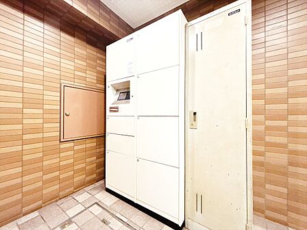 共用部分の宅配ボックスです。留守中の荷物受け取りもできるので、安心して外出ができますね。