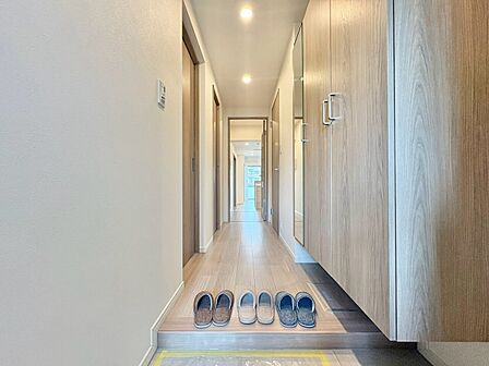 シューズボックスを完備した玄関です。