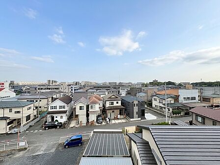 窓を開けると広がる青空。心をリフレッシュして日々を過ごしていきましょう。