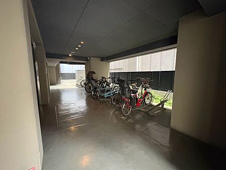 きちんと整備された駐輪場。住む方の心遣いが感じられます。