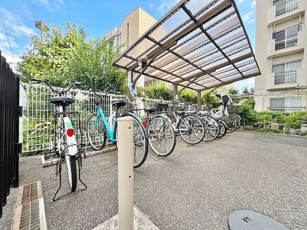 きちんと整備された駐輪場。住む方の心遣いが感じられます。
