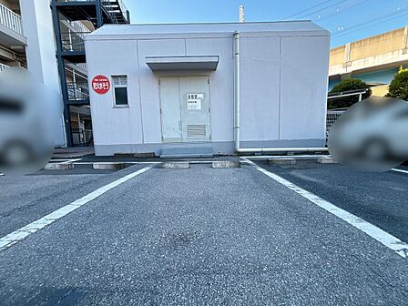 本物件の駐車スペースです。車種制限のある場合もございますので、お気軽にお問い合わせくださいませ。
