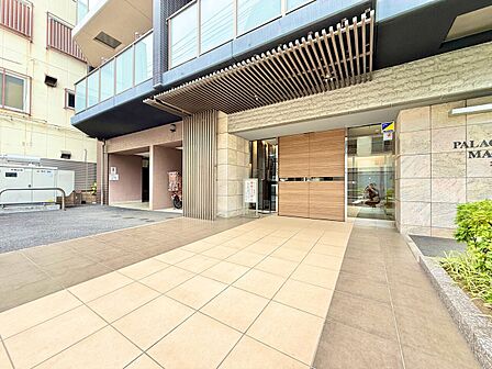 外と内をつなぐエントランスは、まさに顔となる場所。