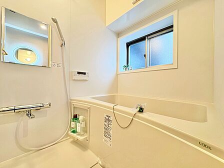 一日の疲れを癒すバスルームは、心地よいリラックスを叶える清潔感溢れる空間です。