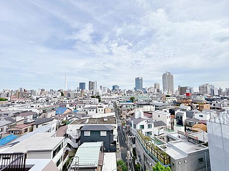 窓を開けると広がる青空。心をリフレッシュして日々を過ごしていきましょう。