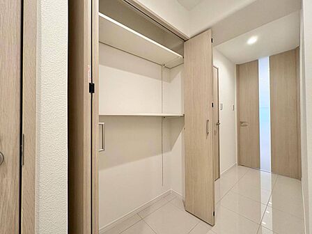 居室にはクローゼットがあり、荷物もスッキリ収納して快適にお過ごしいただけます。