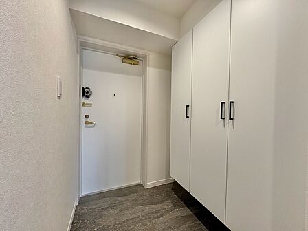 シューズボックスを完備した玄関です。