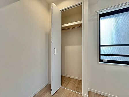 居室にはクローゼットがあり、荷物もスッキリ収納して快適にお過ごしいただけます。