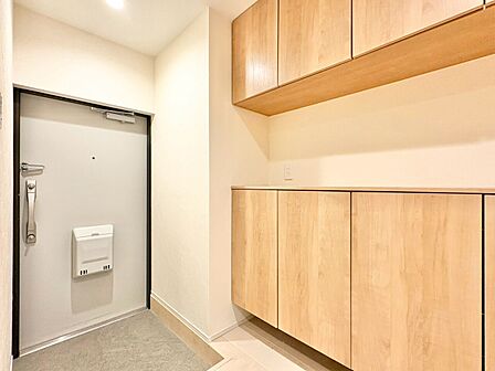 シューズボックスを完備した玄関です。