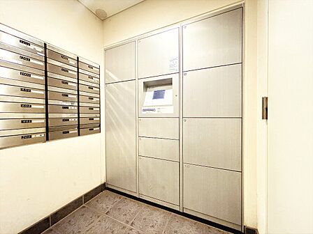 共用部分の宅配ボックスです。留守中の荷物受け取りもできるので、安心して外出ができますね。
