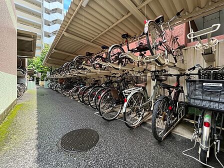 きちんと整備された駐輪場。住む方の心遣いが感じられます。