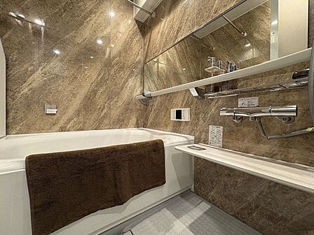 一日の疲れを癒すバスルームは、心地よいリラックスを叶える清潔感溢れる空間です。