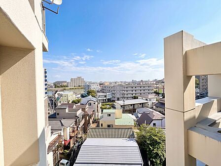 窓を開けると広がる青空。心をリフレッシュして日々を過ごしていきましょう。