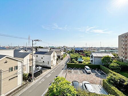 窓を開けると広がる青空。心をリフレッシュして日々を過ごしていきましょう。