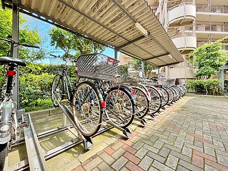 きちんと整備された駐輪場。住む方の心遣いが感じられます。