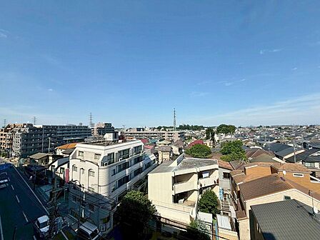 窓を開けると広がる青空。心をリフレッシュして日々を過ごしていきましょう。