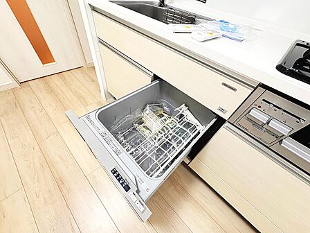食器洗いの負担を軽減。手荒れを抑えて、節水効果も見込めます。省スペースのビルトインタイプです。