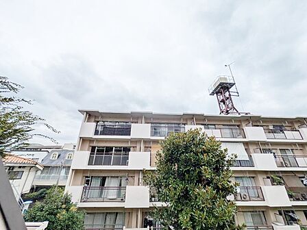 窓を開けると広がる青空。心をリフレッシュして日々を過ごしていきましょう。