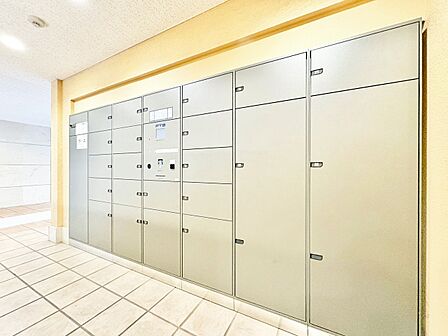 共用部分の宅配ボックスです。留守中の荷物受け取りもできるので、安心して外出ができますね。