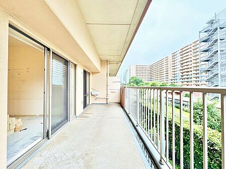 暮らしの中で、光と風を演出してくれるバルコニー。