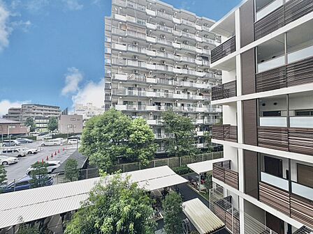 窓を開けると広がる青空。心をリフレッシュして日々を過ごしていきましょう。