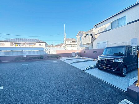 本物件の駐車スペースです。車種制限のある場合もございますので、お気軽にお問い合わせくださいませ。