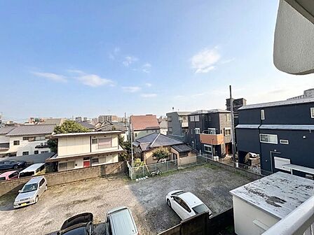 窓を開けると広がる青空。心をリフレッシュして日々を過ごしていきましょう。