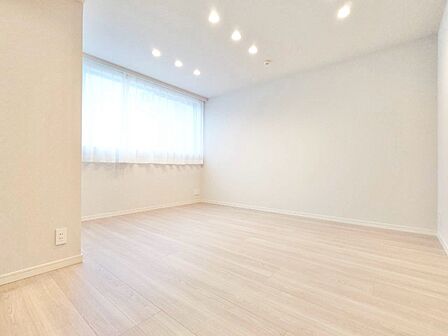 忙しく過ぎゆく日常を置き去るほど、ゆったりした時間が流れるリビング。