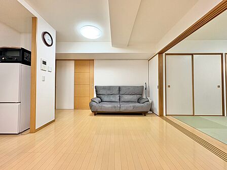 忙しく過ぎゆく日常を置き去るほど、ゆったりした時間が流れるリビング。