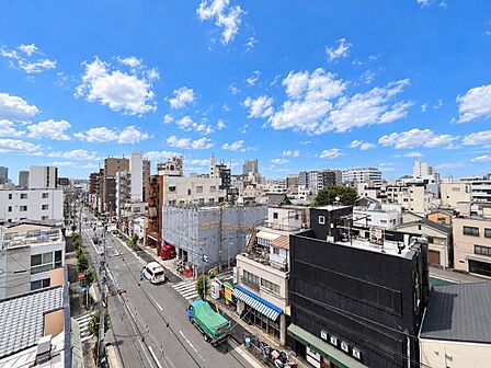 窓を開けると広がる青空。心をリフレッシュして日々を過ごしていきましょう。