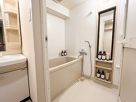 一日の疲れを癒すバスルームは、心地よいリラックスを叶える清潔感溢れる空間です。