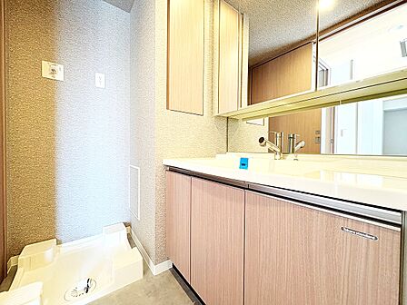 清潔感と心地よさを重視した、上質感漂うパウダールーム。