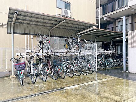 整理整頓された駐輪場で、管理体制の良好さがうかがえます。