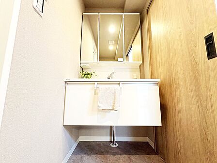 何かと物が増える場所だからこそ、スッキリと見映えの良い空間に。