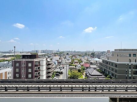 窓を開けると広がる青空。心をリフレッシュして日々を過ごしていきましょう。