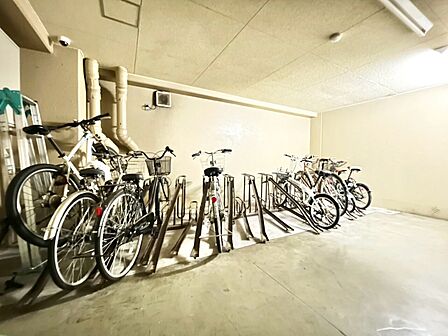 きちんと整備された駐輪場。住む方の心遣いが感じられます。